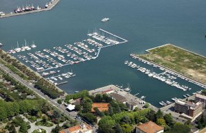 30 x 8 Meter Liegeplatz Port Mirabello Yachthafen, La Spezia