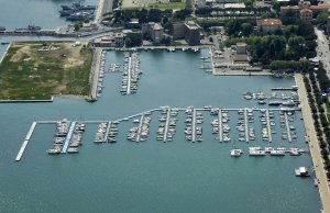 30 x 8 Meter Liegeplatz Port Mirabello Yachthafen, La Spezia