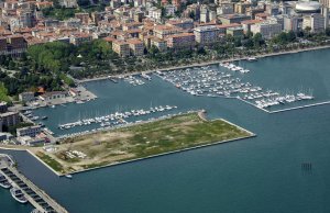 30 x 8 Meter Liegeplatz Port Mirabello Yachthafen, La Spezia