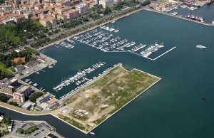 25 x 7 Meter Liegeplatz Port Mirabello Yachthafen, La Spezia