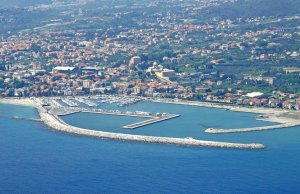 8 x 3 Meter Liegeplatz Yachthafen Di Loano Zu Verkaufen