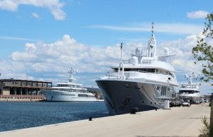 24 x 10 Meter Liegeplatz Sete Superyacht Yachthafen Zu Verkaufen