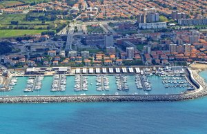 24 x 6.5 Meter Liegeplatz Yachthafen Cala de' Medici Zu Verkaufen