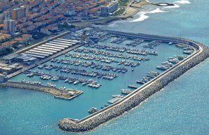 24 x 6.5 Meter Liegeplatz Yachthafen Cala de' Medici Zu Verkaufen